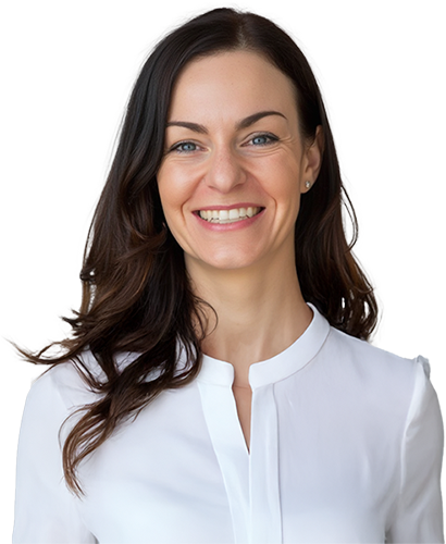 Sabina Empl - Gründerin DarmGesund Akademie lächelt in die Kamera im weissen Hemd.