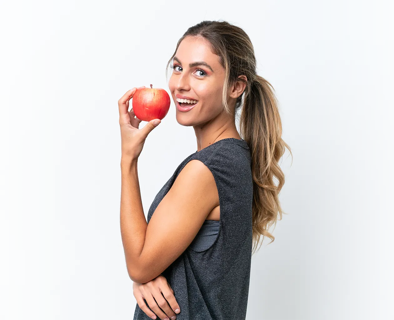 30-tage-Darmgesundheit Frau hält einen roten Apfel.