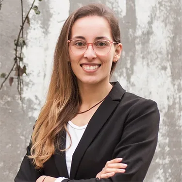 Alexandra_375 Frau in schwarzem Anzug.